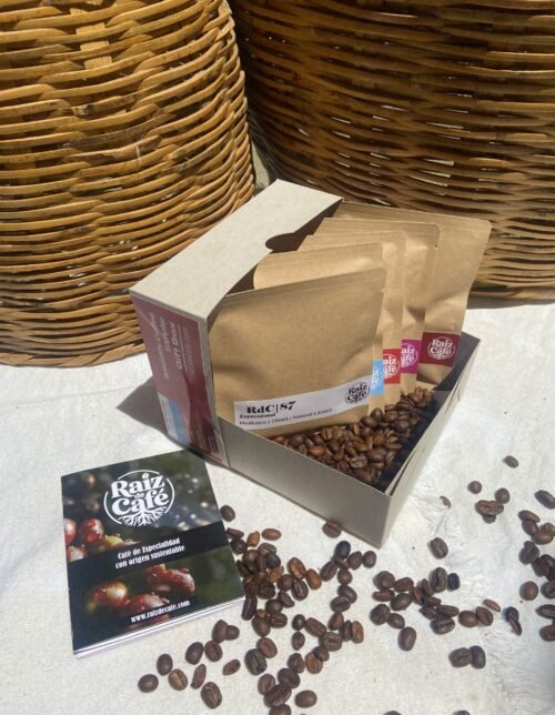 Café del RdC Sampler Box durante una puesta de sol en un lugar remoto